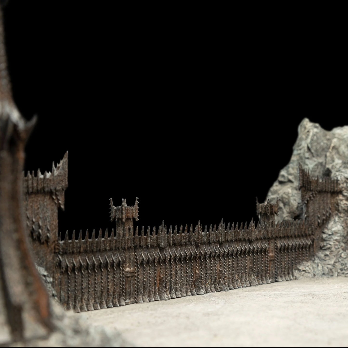 The Black Gates of Mordor Deluxe Environment Statue by Weta Workshop
