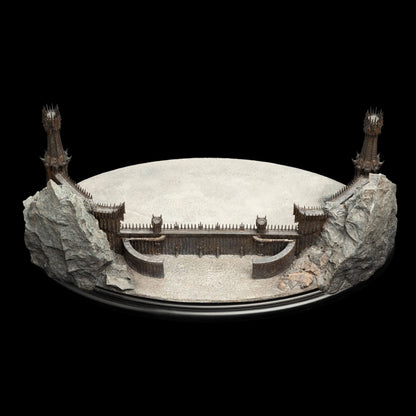 The Black Gates of Mordor Deluxe Environment Statue by Weta Workshop